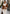 Tendre Lammfelljacke Cognac in Wohnszene mit cremefarbener Hose und brauner Handtasche