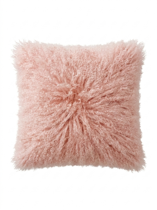 Quadratisches rosa Lammfellkissen freigestellt in der Frontansicht mit langem Fell.