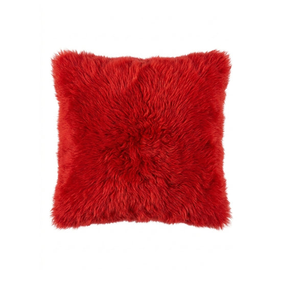 Freigestelltes rotes Lammfellkissen mit dichtem Fell und quadratischer Form auf weißem Hintergrund.