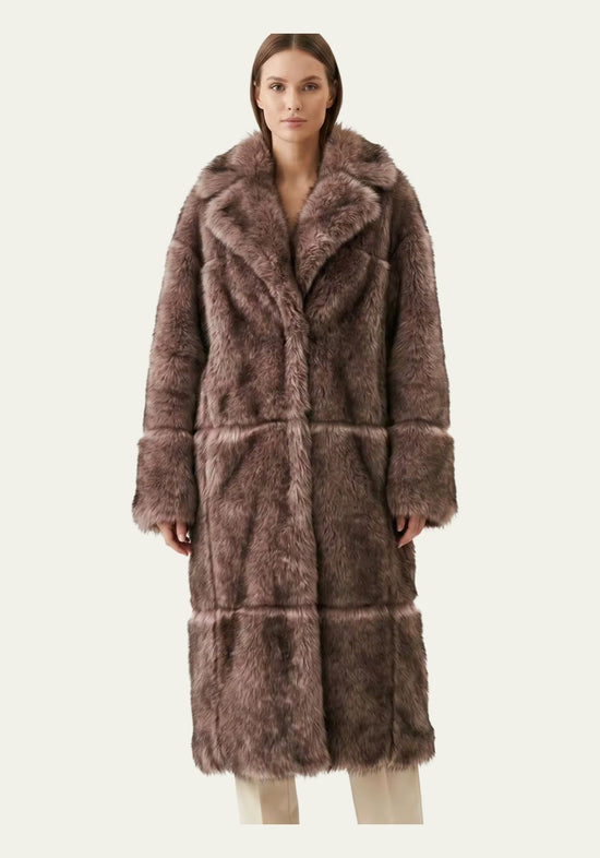 Damen-Lammfellmantel in Taupe am Modell von vorn, mit breitem Kragen und glatter Silhouette.