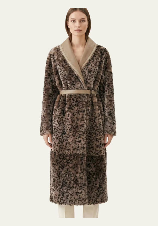Damen-Lammfellmantel mit Leoparden-Dessin in Taupe und Sandton, vorne an Modell getragen