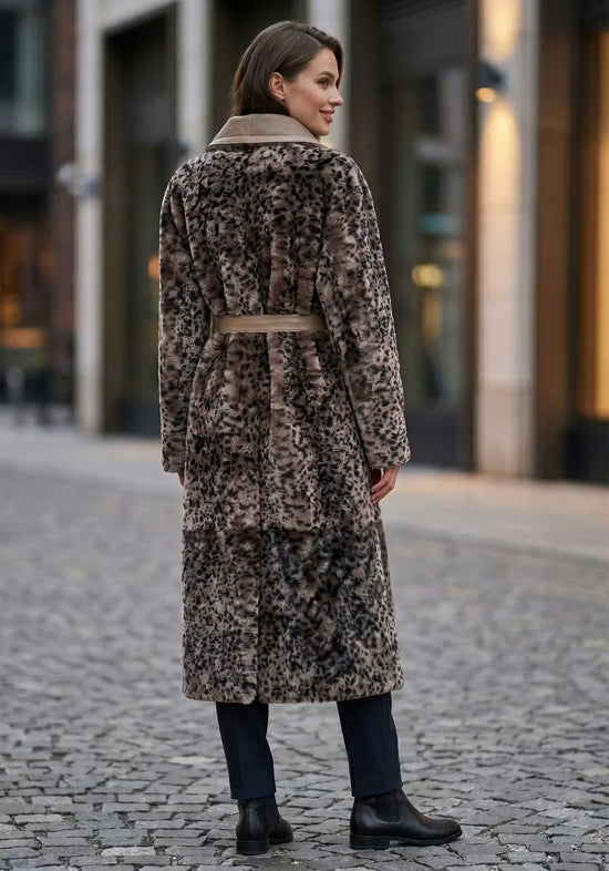 Lammfellmantel für Damen mit Leoparden-Dessin in Taupe und Sandton, von hinten im Außenbereich getragen