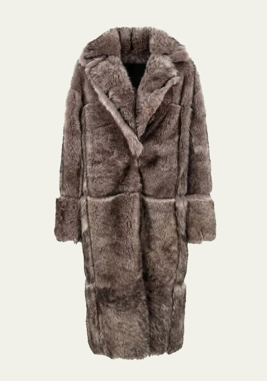 Freigestellter Damen-Lammfellmantel in Taupe, frontal gezeigt mit breitem Revers und langem Schnitt.