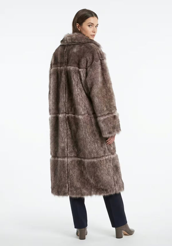 Damen-Lammfellmantel in Taupe am Modell von hinten, mit langem Rücken und weichem Fellflor.