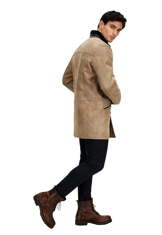 Herren-Lammfellmantel in Camel von hinten am Model, mit glattem Rücken und schwarzem Kragen.