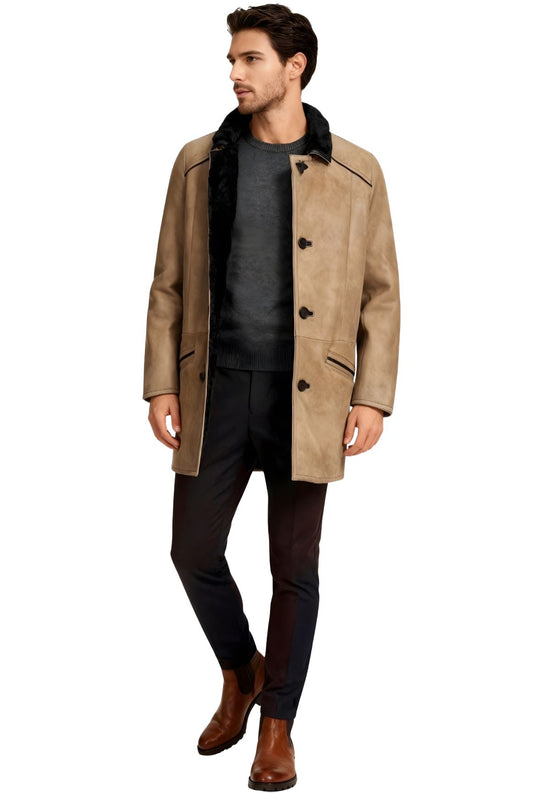 Herren-Lammfellmantel in Camel am Model in Schrägansicht, mit dunklem Kragen und offenen Vorderkanten.