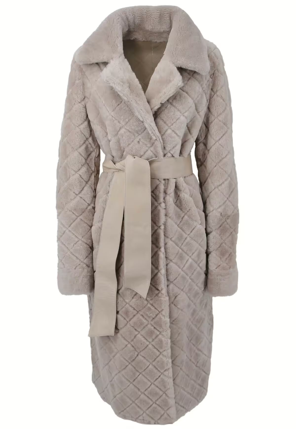 Freigestellter Lammfellmantel für Damen in Beige mit Steppung, Gürtel und Kapuze von vorne.