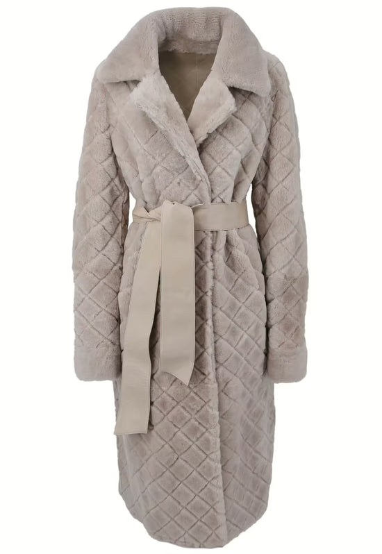 Freigestellter Lammfellmantel für Damen in Beige mit Steppung, Gürtel und Kapuze von vorne.