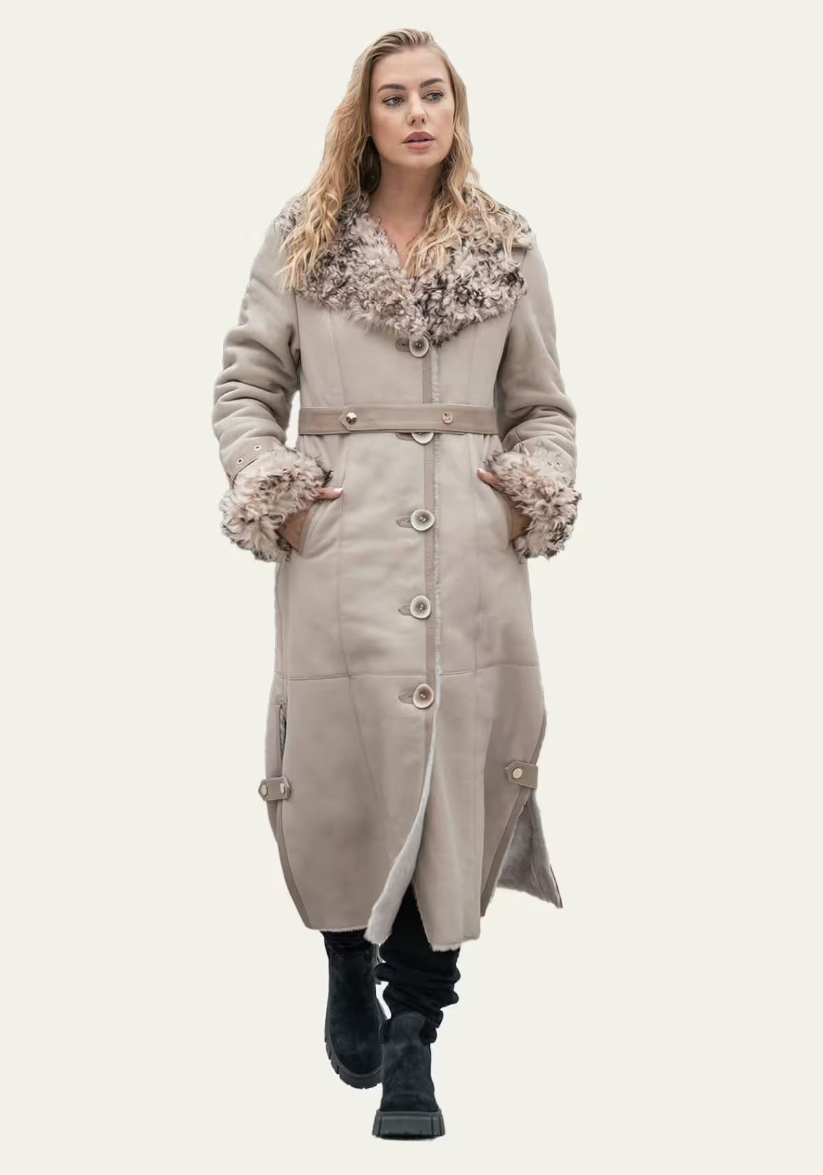 Lammfellmantel für Damen in Beige, frontale Ansicht mit Fellkragen, Gürtel und Besatz an Ärmeln.