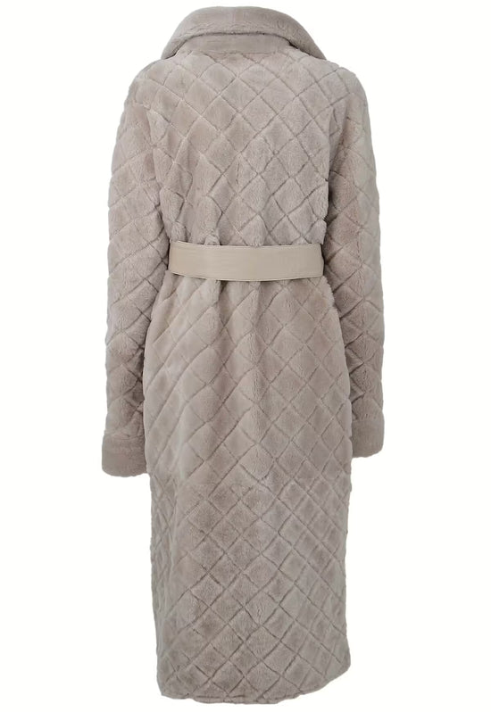 Freigestellter Lammfellmantel für Damen in Beige von hinten mit Steppung und Taillengürtel.