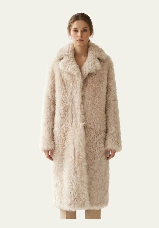 Damen Lammfellmantel aus Curly-Lammfell in Creme-Beige, am Modell von vorn getragen.