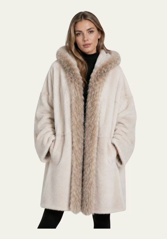 Cremefarbener Damenmantel aus Lammfell an einem Modell, offen getragen mit Taschen.