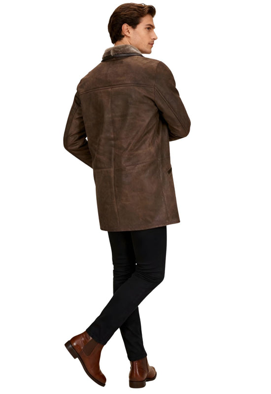 Herren Lammfellmantel in Chocolate von hinten am Model, mit geradem Schnitt und Fellkragen.