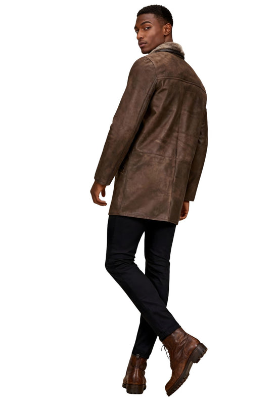 Herren Lammfellmantel in Chocolate in seitlicher Rückansicht am Model mit glatter Lederoberfläche.