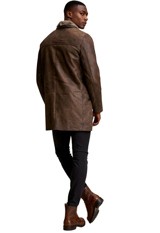 Herren Lammfellmantel in Chocolate von hinten getragen, mit sichtbarer Rückenpartie und Lederdetail.