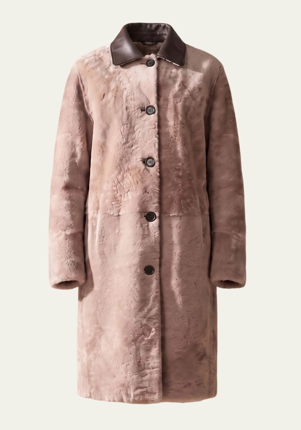 Lammfellmantel Merino in Beige mit Lederkragen, Vorderansicht des ungefütterten Mantels