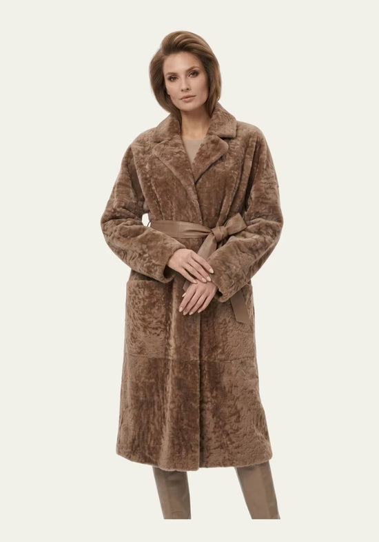 Damen-Lammfellmantel aus Shearling in Cappuccino, getragen mit Bindegürtel