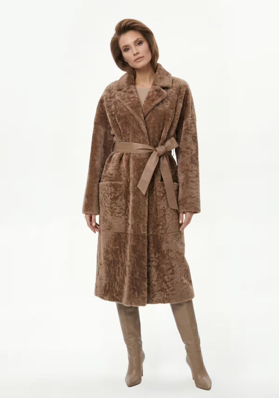 Langer Damen-Lammfellmantel aus Shearling in Cappuccino, frontal getragen