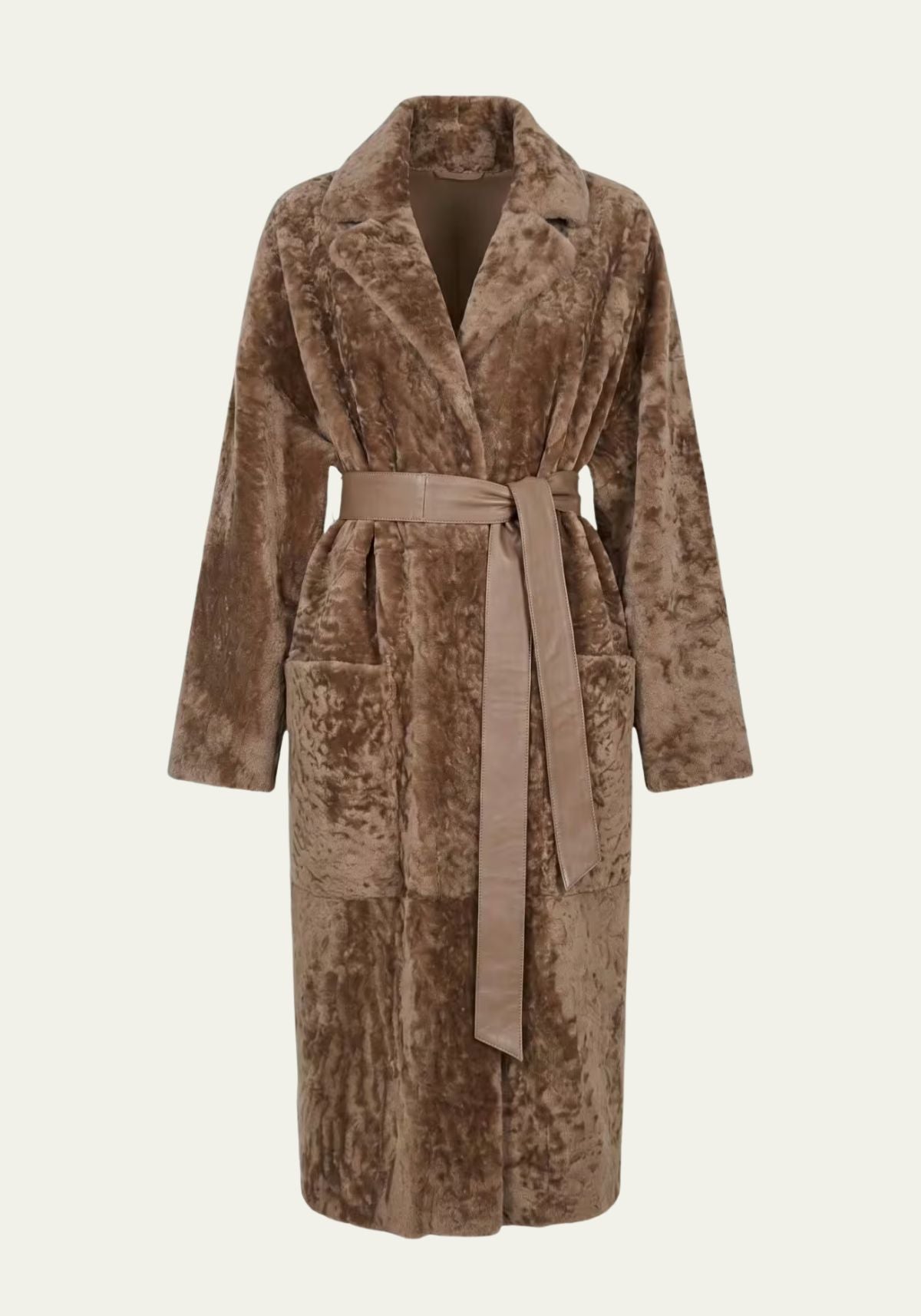 Lammfellmantel aus Shearling in Cappuccino als Frontansicht mit Bindegürtel