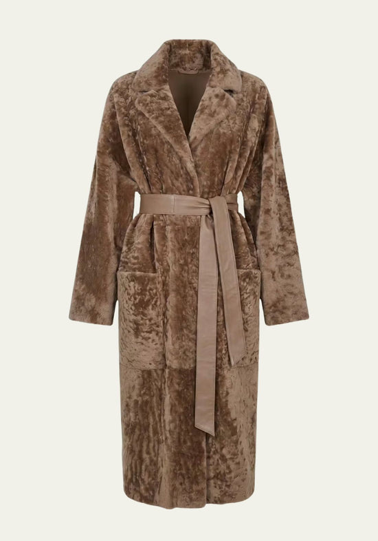 Lammfellmantel aus Shearling in Cappuccino als Frontansicht mit Bindegürtel