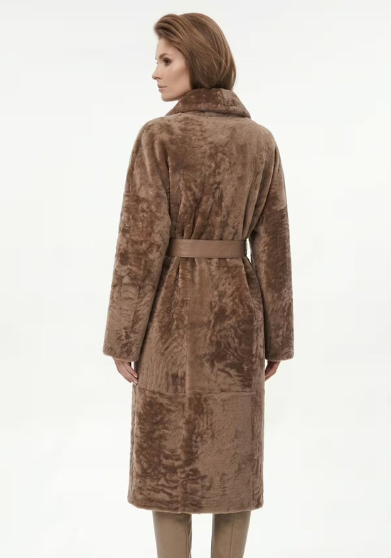 Damen-Lammfellmantel aus Shearling in Cappuccino, Rückansicht mit Bindegürtel