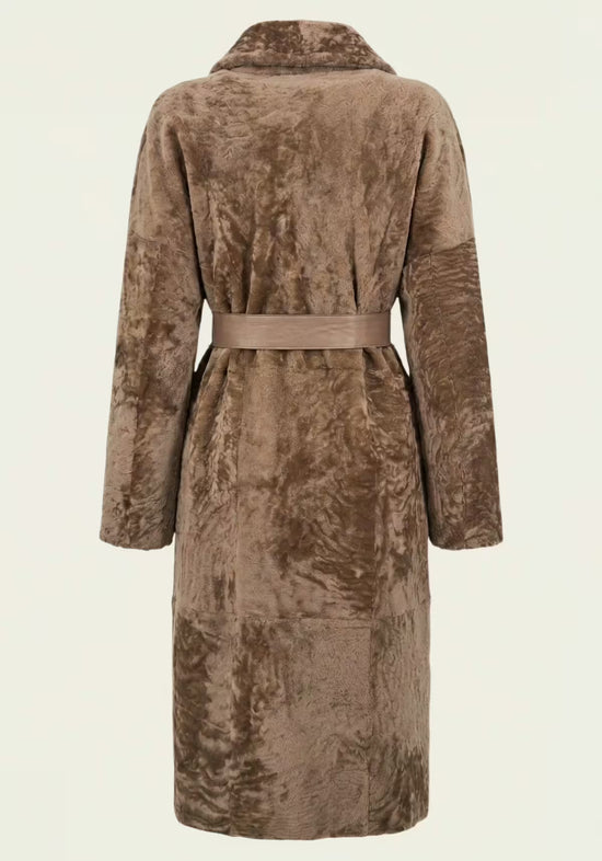 Rückansicht vom Damen-Lammfellmantel aus Shearling in Cappuccino mit Gürtel