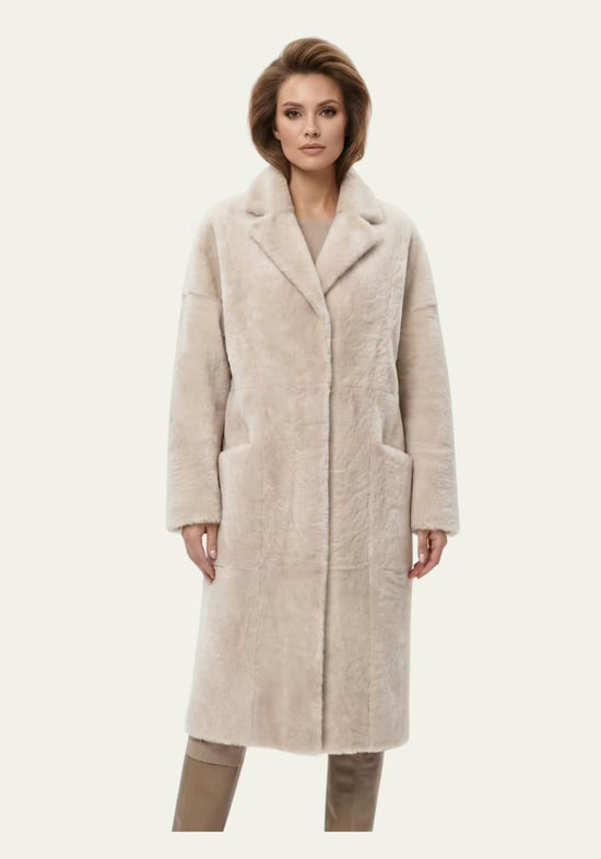 Damen-Lammfellmantel aus Shearling in Creme, an der Modelträgerin von vorn.