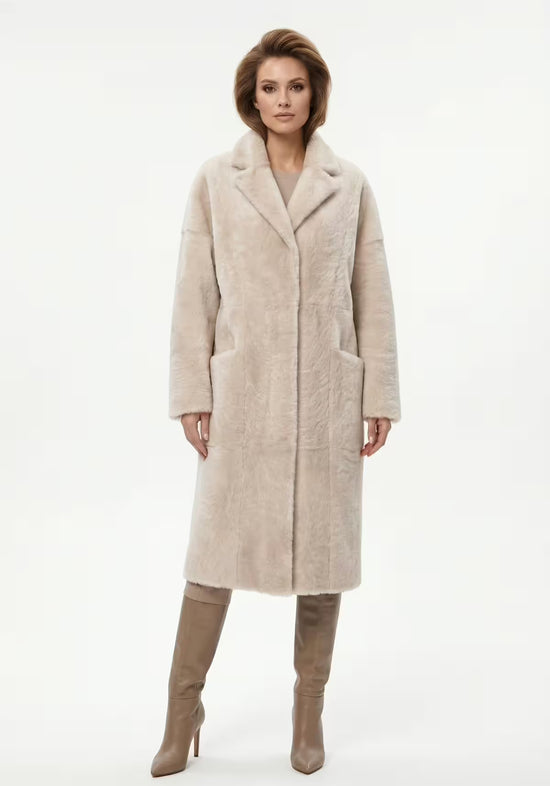 Damen-Lammfellmantel aus Shearling in Creme, frontal an der Modelträgerin.