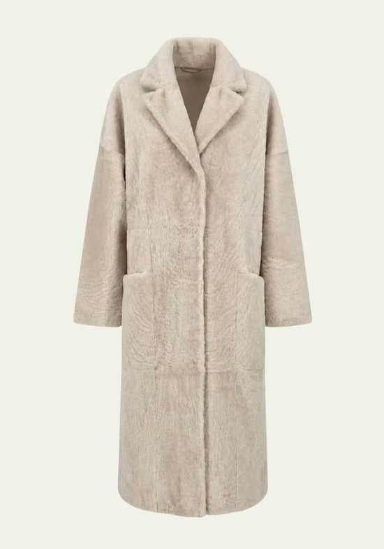 Lammfellmantel aus Shearling in Creme, gerade Frontansicht ohne Tragekontext.