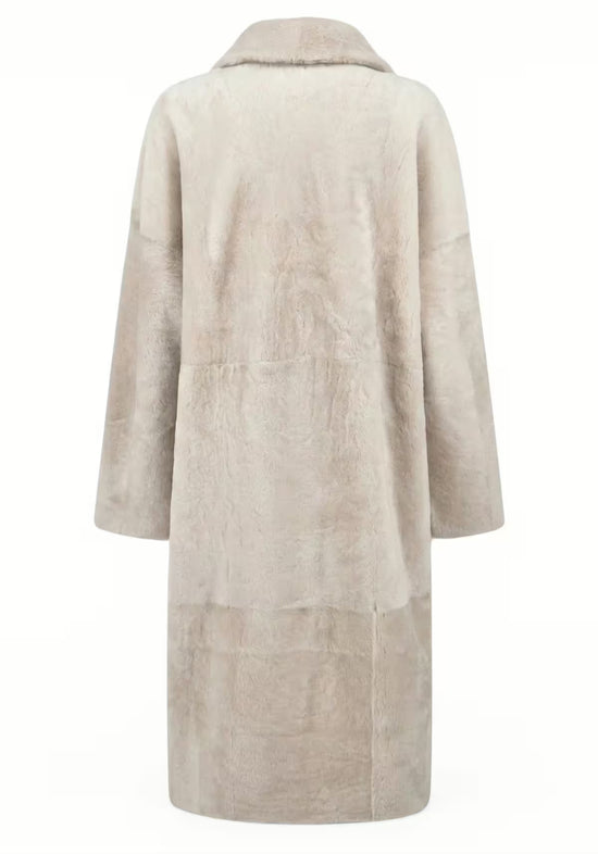 Rückenansicht des Lammfellmantels aus Shearling in Creme mit glatter Oberfläche.