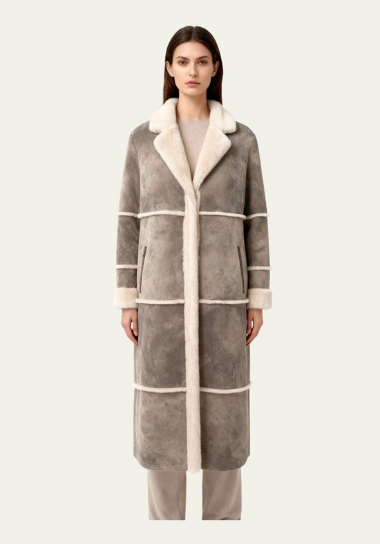 Lammfellmantel aus Shearling für Damen in Taupe, am Modell von vorn.