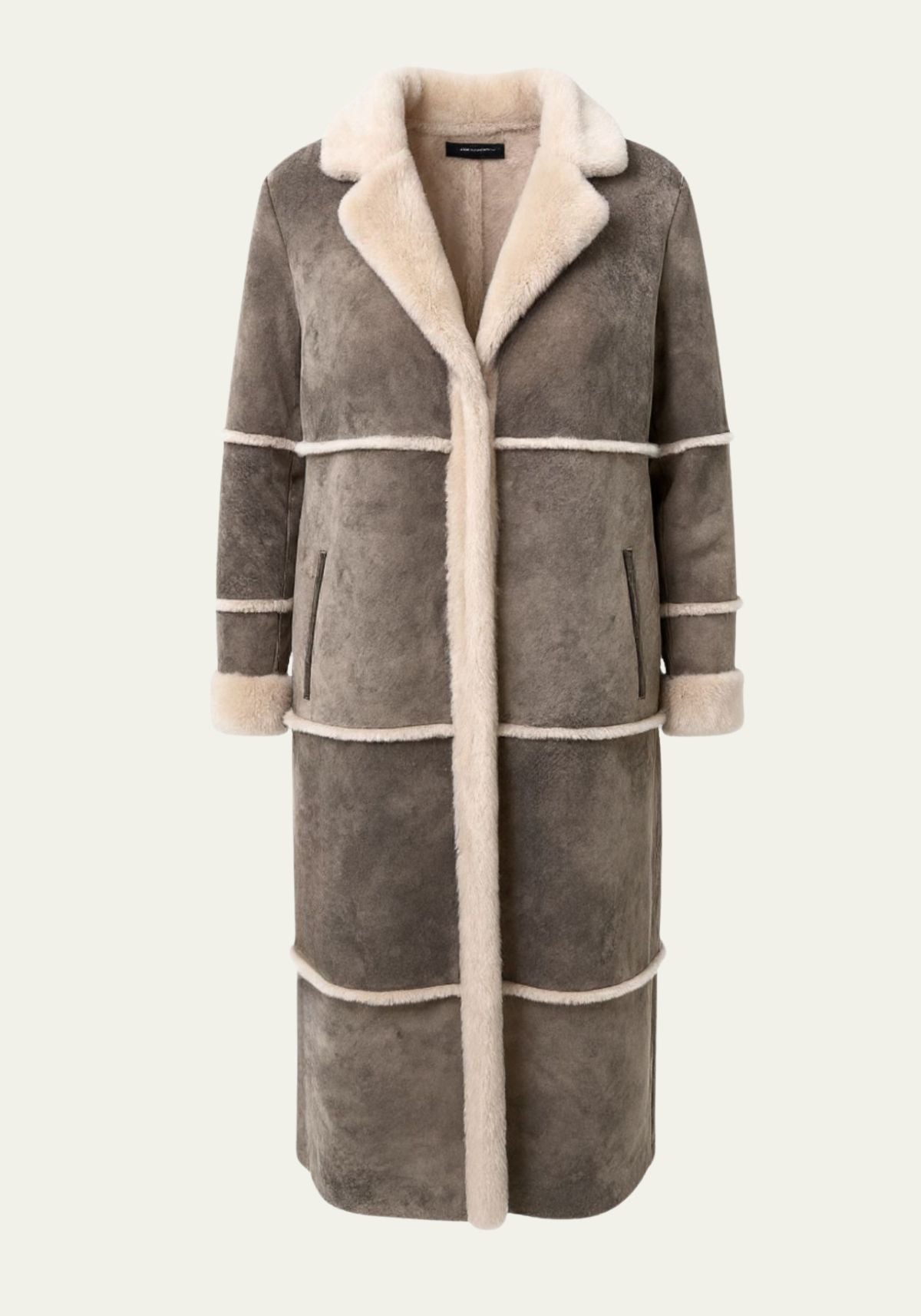 Lammfellmantel aus Shearling für Damen in Taupe, freigestellt von vorn.