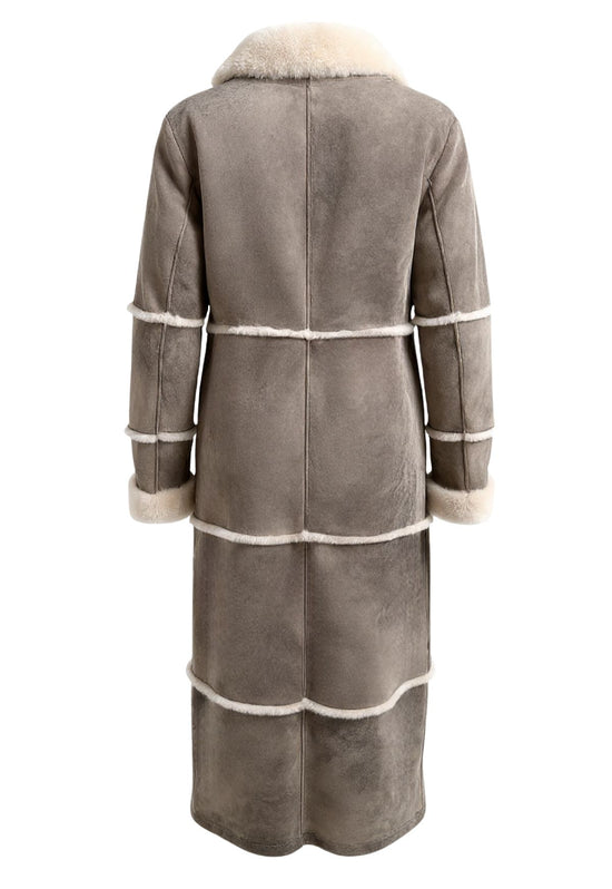Lammfellmantel aus Shearling für Damen in Taupe, freigestellt von hinten.