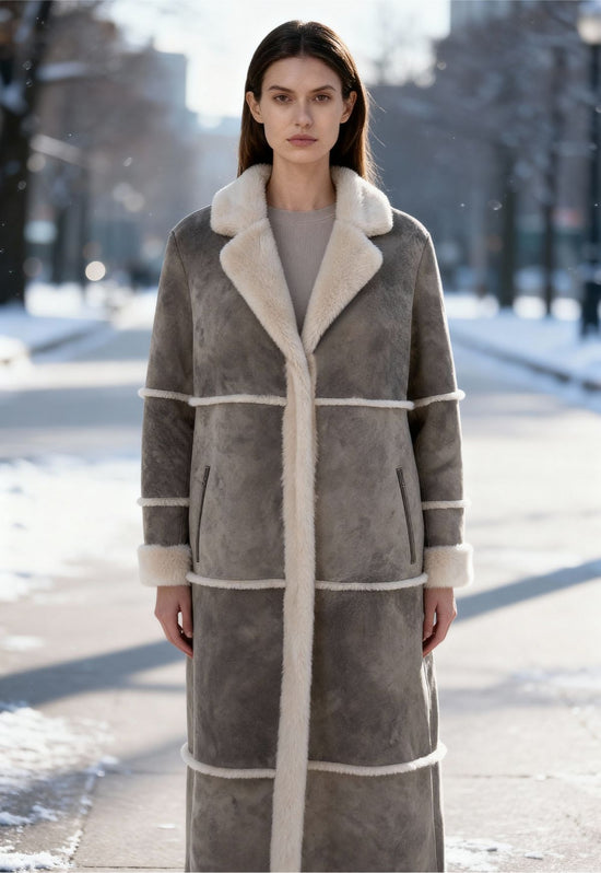 Lammfellmantel aus Shearling für Damen in Taupe, im Freien am Winterweg.
