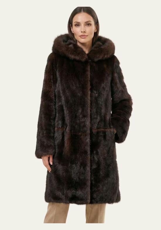 Brauner Toscana Lammfellmantel für Damen am Modell von vorne mit Kapuze.