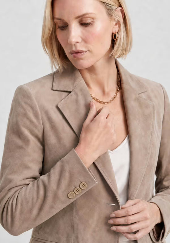 Detailansicht des beigen Damen-Lederblazers aus Veloursleder mit Revers, Knöpfen und Ärmelabschlüssen.