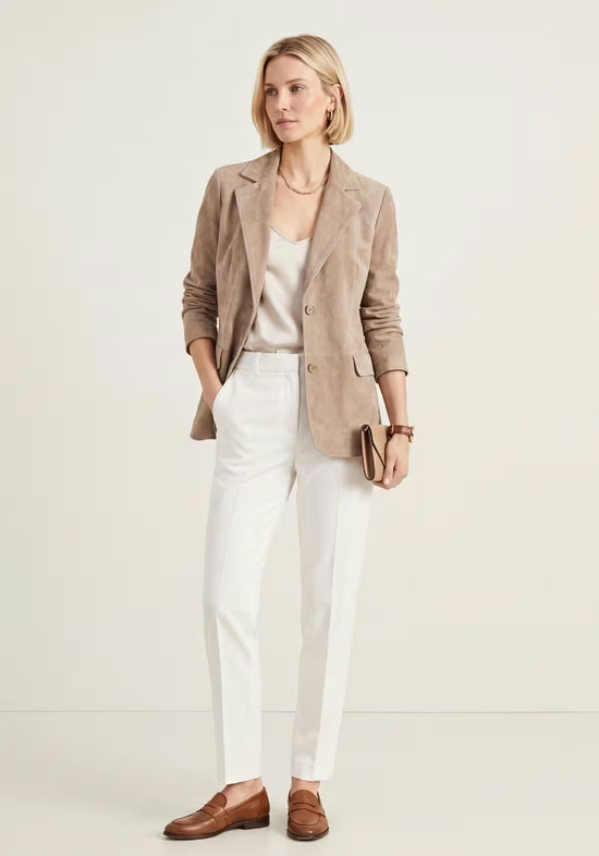 Beiger Damen-Lederblazer aus Veloursleder in kompletter Ansicht, kombiniert mit heller Hose.