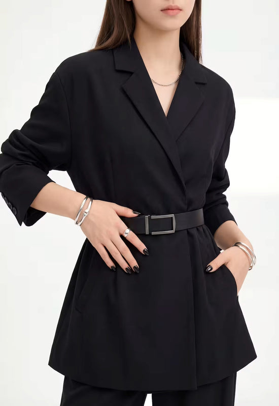 Damen-Ledergürtel aus Büffelleder in Schwarz, am Taillenbereich eines schwarzen Outfits.
