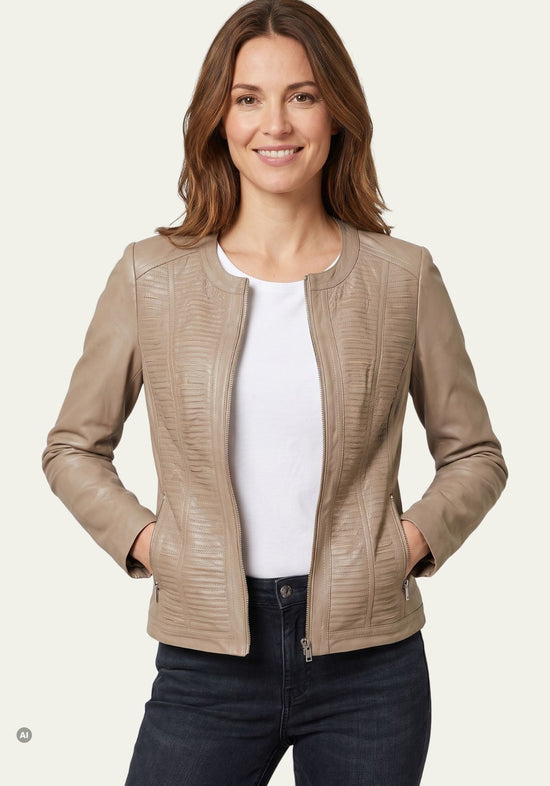 Lammnappa Lederjacke Beige mit Streifenmuster, getragen von vorne mit weißem Shirt