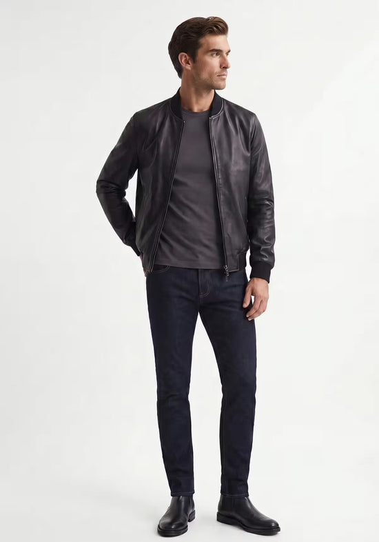 Herren-Lederjacke aus Lammnappaleder in Schwarz am Modell in Seitenansicht mit schmalem Schnitt.