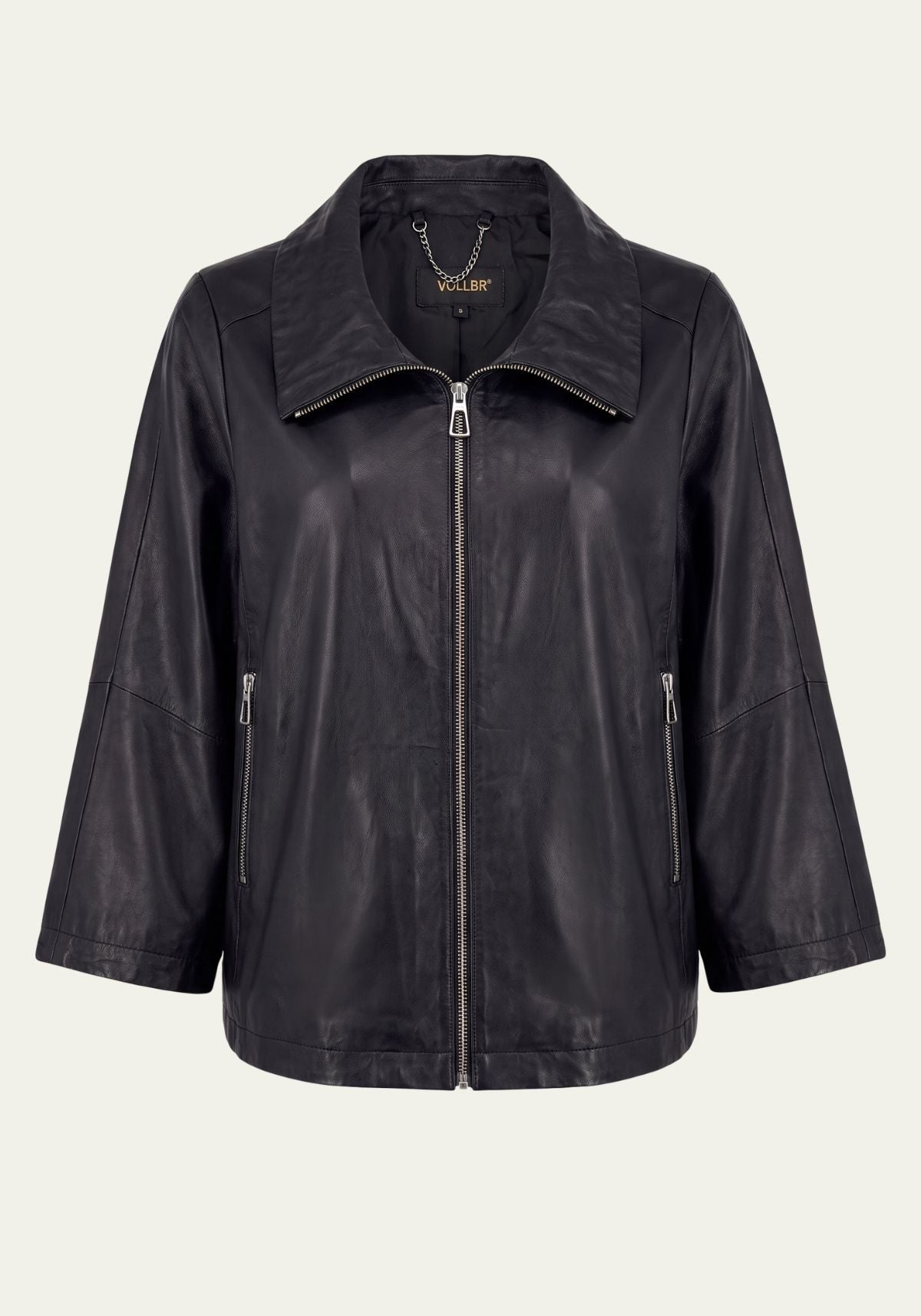 Schwarze Oversize-Lederjacke aus Lammnappa mit Kordelzug am Kragen, Vorderansicht mit geöffnetem Zweiwege-Reißverschluss.