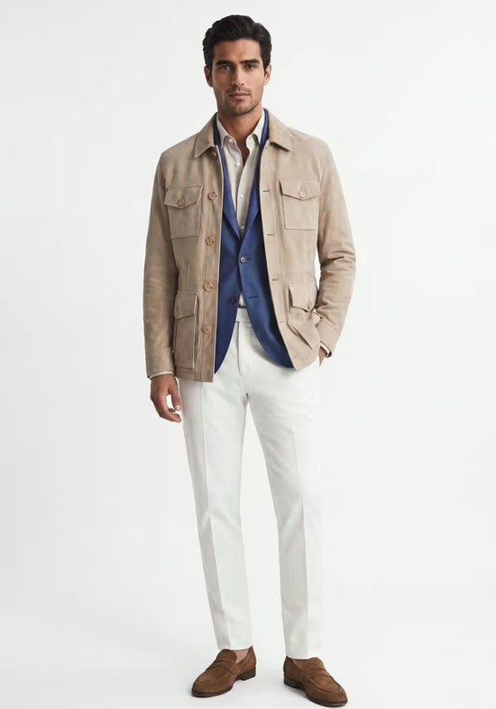 Beige Herren-Lederjacke aus Veloursleder als frontale Trageansicht mit offenen Knöpfen