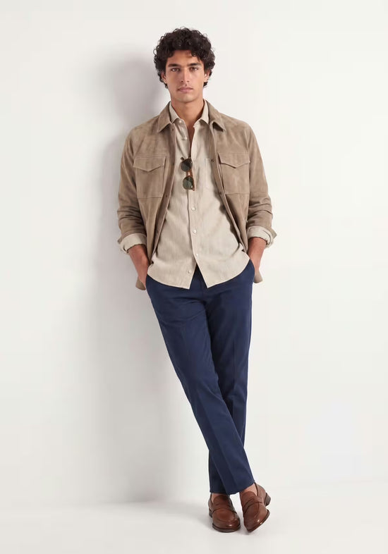 Beige Herren-Lederjacke aus Veloursleder, offen getragen in Ganzkörperansicht