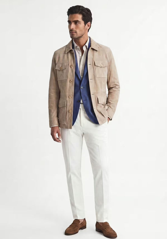 Beige Herren-Lederjacke aus Veloursleder in voller Länge mit weißer Hose