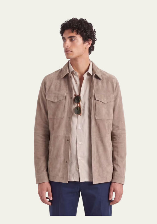 Herren-Lederjacke aus Veloursleder in Beige, offen getragen mit Hemd und Brille