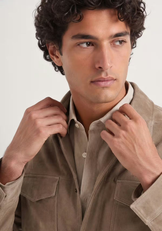 Nahaufnahme der beige Herren-Lederjacke aus Veloursleder am Kragen und Revers