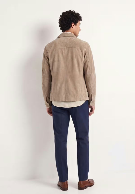 Rückenansicht der beige Herren-Lederjacke aus Veloursleder mit glatter Oberfläche