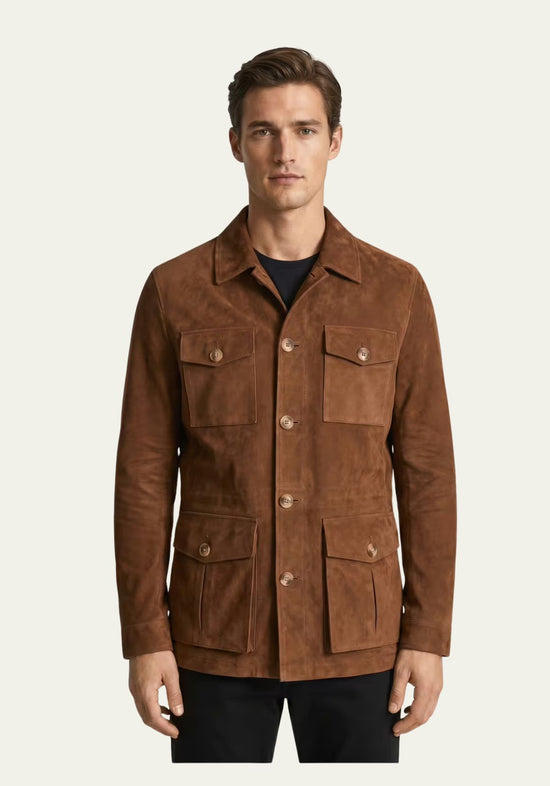Herren-Lederjacke aus Veloursleder in Cognac, frontal am Model mit vier aufgesetzten Taschen.