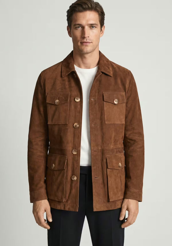 Herren-Lederjacke aus Veloursleder in Cognac, vorne offen getragen mit sichtbarem Shirt.