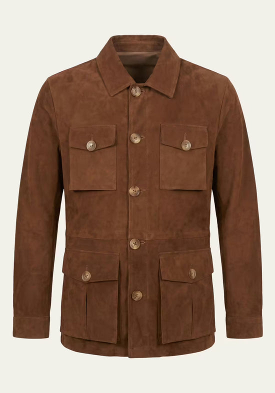 Herren-Lederjacke aus Veloursleder in Cognac, als Frontansicht mit aufgesetzten Taschen und Knöpfen.
